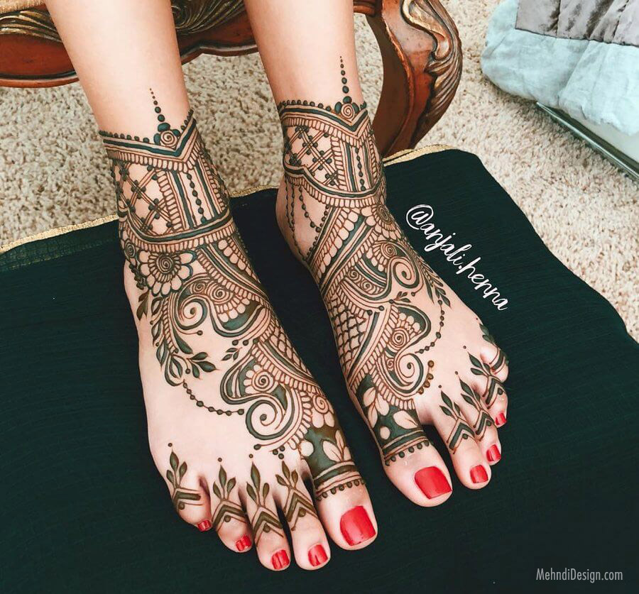 8 leg mehndi design arabic style